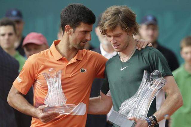 他巧妙地利 他巧妙地利