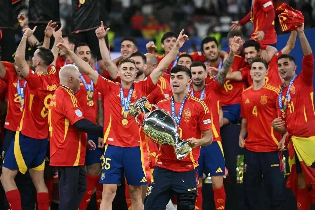 洲足球界并